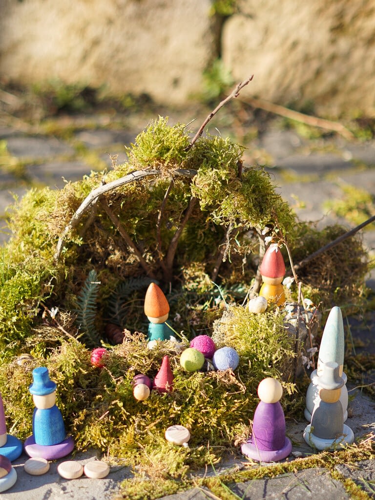 DSC04162 mit holzfiguren draußen spielen, grapat figuren, nins, outdoor, mit kindern draußen spielen, spielzeug für draußen