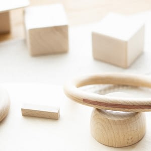 Spielzeug aus Holz für Kinder Freispiel Waldorf Montessori Natur