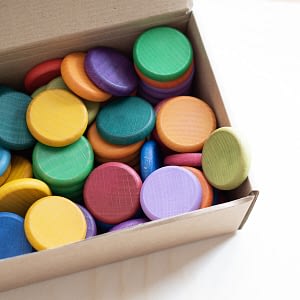 72 farbige Holzscheiben Grapat Lose Parts Waldorf Montessori Holzspielzeug für Kinder in Regenbogenfarben fürs Freispiel