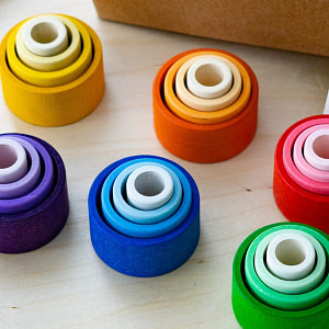 Schüsseln zum Stapeln in Regenbogenfarben Freispiel nachhaltiges Holzspielzeug für Kinder